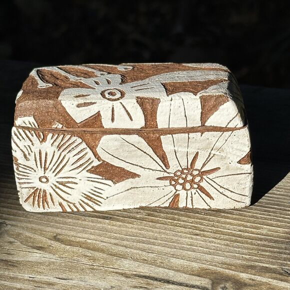 Nicole Pepper ModHomeCeramics White Floral lidded box in Red Clay Kurinuki - Picture 2 of 11